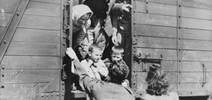 Polish deportees embark for resettlement in Germany. Citation: United States Holocaust Memorial Museum Photo Archives #78426; courtesy of Instytut Pamięci Narodowej.